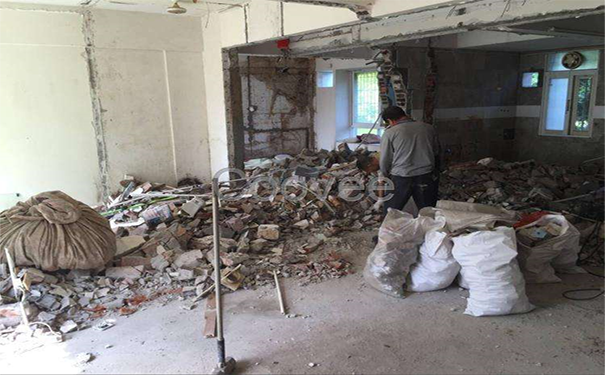 江蘇蘇州拆除作業(yè)時遇到下雨天 該暫停施工嗎